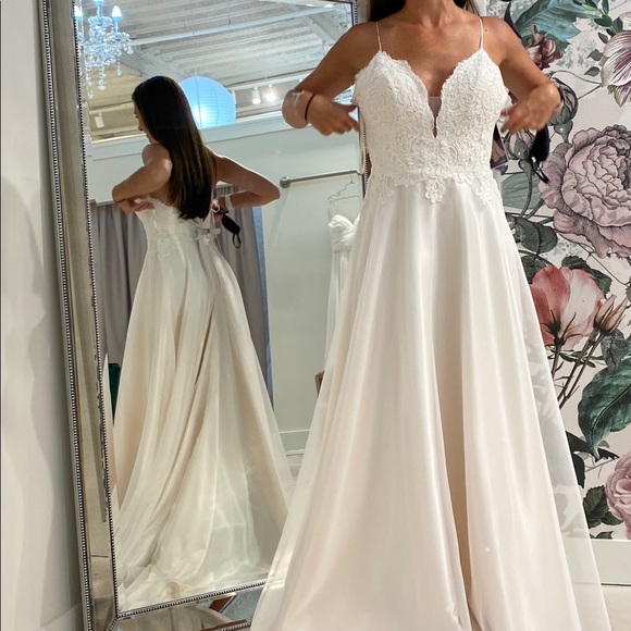 Paloma Blanca Ivory wedding gown - Picture 1 of 10